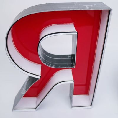 Geometrische lettervormen van kunststof met instelbare helderheid voor gebruik binnen of buiten